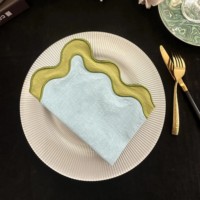Napperon élégant en lin et coton avec bord festonné contrastant pour la décoration de table de mariage et de banquet