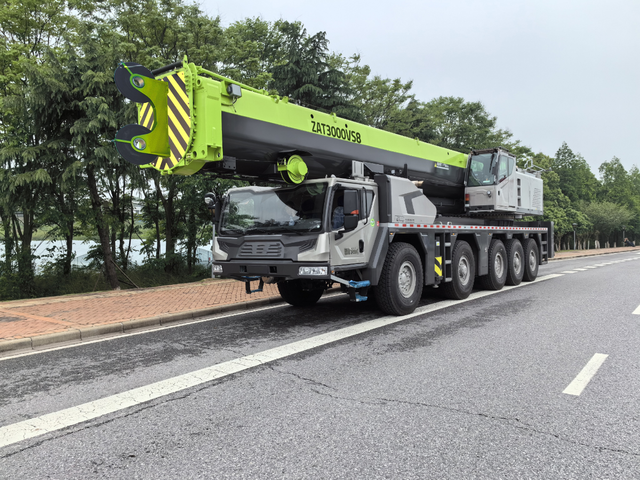 ZAT3000VS863 Hydraulic Crane 63m Jib Length 385kW Engine Power 300Ton Heavy Duty Lifting Machine