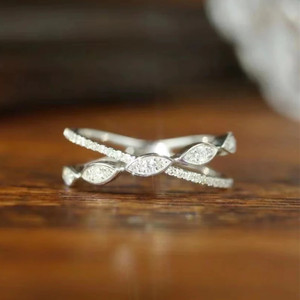 Anello a Doppio Strato Incrociato con Taglio Marquise per Donne, Elegante Gioiello da Dito per Uso Quotidiano - Product Image 1