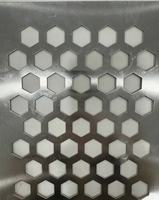 Maille perforée en acier inoxydable et aluminium, revêtement poudré, pour la décoration intérieure d'hôtels, bureaux, bâtiments scolaires et autres espaces.