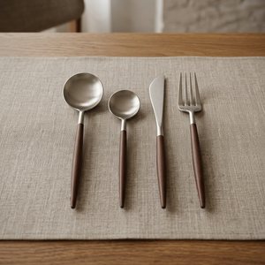 Ensemble de couverts minimalistes modernes 4 pièces, cuillère, fourchette, couteau, finition miroir, manche en bois, passe au lave-vaisselle, acier inoxydable écologique - Product Image 1