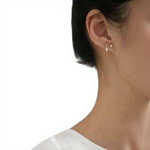 Boucles d'oreilles clous mini croix carrée en or massif 10K et moissanite, éblouissantes et minimalistes, pour cartilage, vente en gros, Nouveauté 2024 - Product Image 1