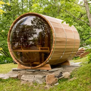 Sauna tradizionale a botte di cedro all'aperto calda In polonia