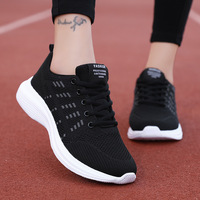 Sepatu lari olahraga modis berwarna polos dengan sol lembut, sepatu kasual wanita dengan bagian atas berbahan mesh untuk musim semi dan musim gugur, sepatu lari untuk bepergian.