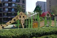 Structure de jeu extérieure en bois sur le thème du bateau pirate pour enfants avec toboggan ondulé et échelle d'escalade pour parcs et écoles