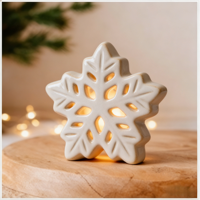 Décorations de Noël nordiques C&H, figurines en céramique blanche faites à la main avec maison et renne, éclairées par LED