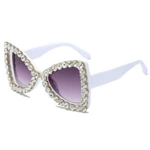 Lunettes de soleil vintage transparentes avec monture œil de chat, ornées de cristaux dorés et de verres teintés marron dégradé - Product Image 6