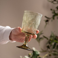 Verre à vin vert en verre coloré de 300 ml avec motif feuille en relief, idéal pour la vente en gros, la bière, l'eau et les jus, parfait pour les mariages, les fêtes et les banquets.