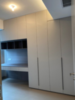 Armoire intégrée moderne sur mesure avec banquette et bureau, en bois blanc, rangement gain de place pour chambre d'appartement