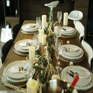 Assiettes <span class=keywords><strong>de</strong></span> présentation en plastique style antique 13 pouces, blanches, avec bordure florale en relief, <span class=keywords><strong>pour</strong></span> mariages, fêtes, Noël et service <span class=keywords><strong>de</strong></span> table - Product Image 4