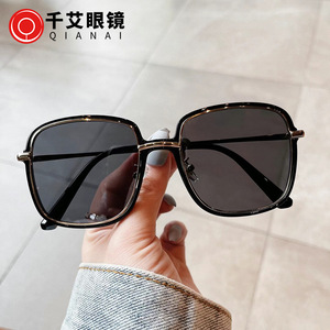 Lunettes de soleil Qianai à monture carrée large pour femmes, hybrides métal TR90, protection UV400, style urbain tendance, montures grises - Product Image 1