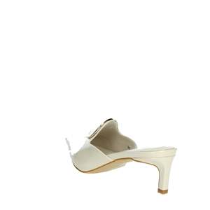 Mules da Donna Laura Biagiotti 8968 in Pelle Verniciata Crema con Punta Affusolata e Tacco - Product Image 2