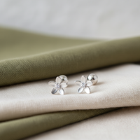 Anting-anting tusuk tulang rawan tragus bunga tren baru 2026, model flat back, perhiasan tubuh modis untuk wanita dan pria