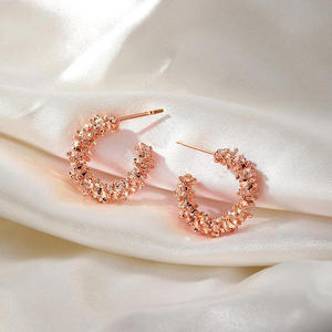 Boucles d'oreilles créoles plaquées or Bohemia avec perles d'imitation, bijoux de fête pour femmes, boucles d'oreilles en alliage - Product Image 6