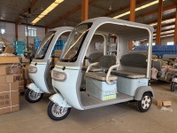 Triciclo Eléctrico de Pasajeros al por Mayor de Fábrica, Puertas Personalizables, 800W, Capacidad de Carga, 4 Pasajeros, Multiusos, Tipo Tuk
