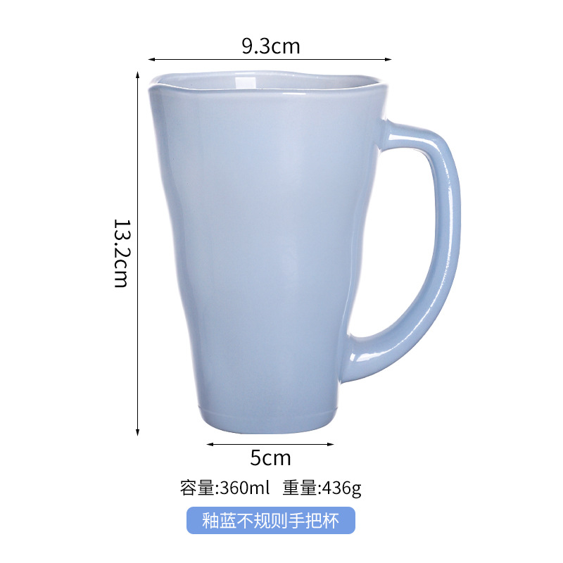 Taza con asa de forma irregular y esmaltada en azul.
