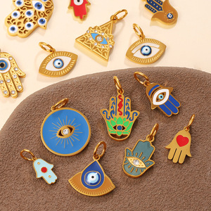 Galería de amuletos Hamsa y ojo turco |   Colgantes de amuleto Nazar protectores de acero inoxidable chapados en oro PVD de 18 quilates |   Impermeable e Hipoalergénico - Product Image 4