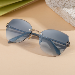 Vente en gros de lunettes de soleil KAJILA tendances fantaisistes avec logo personnalisé œil de chat verres UV400 sans cadre taillés en diamant lunettes de soleil pour femmes - Product Image 3