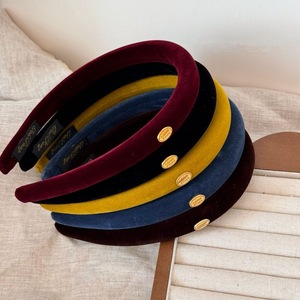 Nueva Diadema de Terciopelo Estrecha para Otoño/Invierno con Etiqueta Dorada, Aro para el Cabello de Tela Suave con Esponja, Accesorios para el Cabello de Lujo Versátiles para Uso Diario - Product Image 4