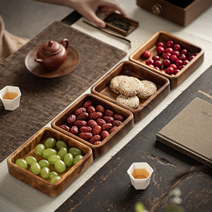 Plateau carré en bois massif, noyer, petite taille, pour servir des en-cas et des desserts lors de fêtes à la maison - Product Image 2