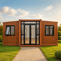 Uitbreidbare containerhuis strandvilla met koperen frame, modulaire woning met houten panelen aan de zijkanten voor een badplaats