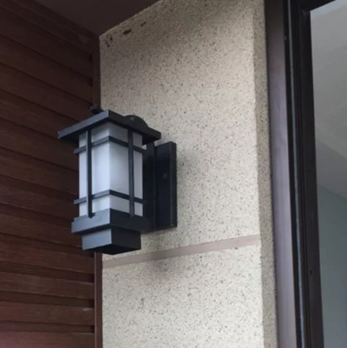 Nueva lámpara de pared exterior china simple moderna creativa lámpara de patio pasillo impermeable pared exterior balcón lámpara de pared fabricante