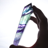Großhandel Natürlicher Regenbogen-Fluorit-Stab Sechseckiger Kristallturm Heilstein-Spitze zur Dekoration und als Geschenk