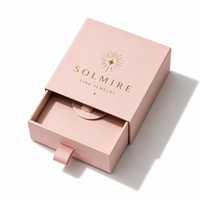 Boîtes cadeaux en papier rose de luxe haut de gamme avec logo personnalisé, revêtement UV et gaufrage pour bijoux (bagues, boucles d'oreilles, bracelets)