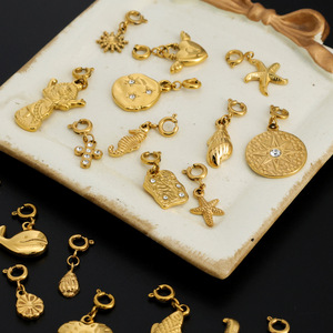 Dijes de Acero Inoxidable con Baño de Oro PVD de 18K con Diseño de Vida Marina |   Colgantes con temática de delfines, ballenas, caballitos de mar, estrellas de mar, conchas marinas y elementos marinos - Product Image 3