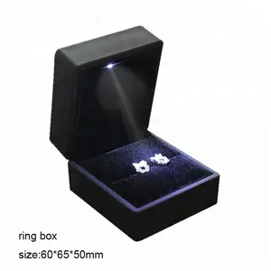 Kotak cincin lampu LED warna kustom laris bahan beludru kelas atas untuk cincin gelang liontin kotak perhiasan gelang dengan LOGO kustom