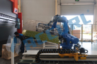 Machine de pliage flexible à haut niveau de sécurité avec bras robotisé