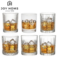 Oude stijl kristallen whiskyglazen, moderne machinaal geperste tumblers, patroonfabriek, op maat gemaakte ronde gravure voor bar en feest.