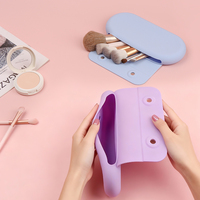 Sacs de maquillage en gros à faible MOQ, grande taille, en silicone, avec fermeture magnétique, étui à pinceaux de maquillage, trousse de toilette étanche