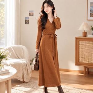 Vestido de punto marrón para mujer, estilo suéter cruzado, cuello en V, manga larga, línea A, maxi vestido con cinturón, para otoño - Product Image 2