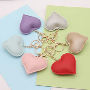 Abalorios de lujo a la moda para bolso, colgante de adorno para bolso, colgante para mujeres y niñas, llavero de corazón de cuero PU - Product Image 1