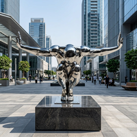 Sculpture moderne en acier inoxydable, homme abstrait accroupi, finition polie miroir, statue d'art public pour la décoration de places urbaines et de monuments.