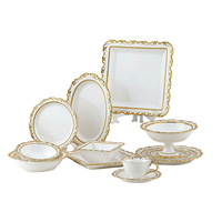 Licht-luxe vintage gouden servies in Europese koninklijke stijl, met effen patroon, rijstkommen, soepkommen, fruitschalen en borden.