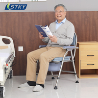 Chaise de toilette pliante portable avec dossier et assise rembourrée en cuir pour les patients alités souffrant de troubles aux jambes et aux pieds