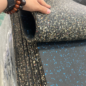 Suministro de fábrica Durable 18mm Hoja de gimnasio gruesa Reciclada 3mm/4mm/5mm Antideslizante EPDM Roll Flooring Uso interior Goma de absorción de impacto - Product Image 1