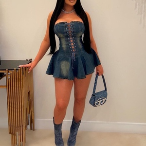 Vestidos de moda para mujer: Falda corta vaquera con cremallera y volantes, estilo sexy y atrevido. - Product Image 1