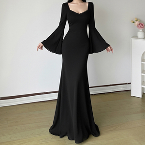 Robe longue élégante et sexy à col carré, manches longues cloche, couleur unie, coupe amincissante, style sombre - Product Image 1
