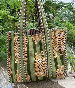 Bolsa de Transporte Acolchada de Algodón con Diseño Tradicional Indio Estampado a Mano, Bolso de Hombro para Viajes y Compras - Product Image 4