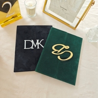 Folio d'invitation de mariage luxueux en velours noir avec fermeture à monogramme en acrylique argenté – Élégance et luxe pour vos cartes de mariage
