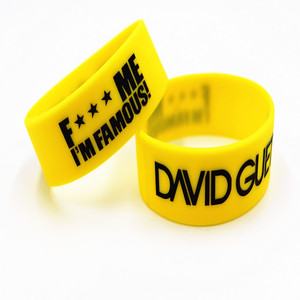Bracelets en silicone de 1 pouce en gros, gravés <span class=keywords><strong>David</strong></span> <span class=keywords><strong>Guetta</strong></span> 'I AM FAMOUS', bracelets promotionnels en relief, couleur unie - Product Image 2
