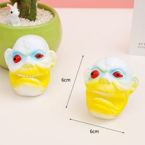 Vente en gros : Jouet anti-stress à pincer en plastique pour enfants, petit masque crâne TPR créatif et amusant avec yeux qui éclatent, pour un plaisir farfelu - Product Image 1