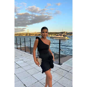 เดรสสั้นสีดำแบบไร้สายรัดไหล่ ประดับด้วยลายดอกกุหลาบถักโครเชต์และปักเลื่อม ทรงเอไลน์เอวสูงแบบเรียบง่าย ความยาวระดับเข่า เหมาะสำหรับงานกลางคืน - Product Image 1