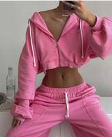 Ensemble streetwear femme : sweat à capuche court tricoté avec cordon de serrage et pantalon de survêtement, avec bordures côtelées, logo personnalisé, effet délavé, couleur unie
