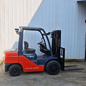 Chariot élévateur diesel Toyota d'occasion de 3 tonnes en excellent état de marche pour les solutions de manutention industrielle - Product Image 5