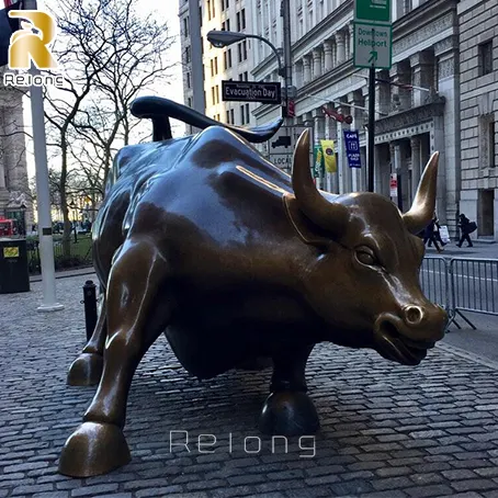 Grande scultura antica della statua del toro del bronzo all'aperto dell'ottone del giardino a grandezza naturale animale da vendere