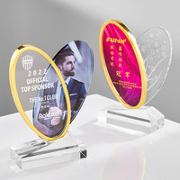 Trophée personnalisé en métal et cristal avec portrait photo pour la reconnaissance des employés exceptionnels lors de la réunion annuelle